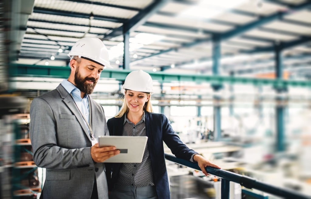 portrait-of-an-industrial-man-and-woman-engineer-with-tablet-in-a-picture-id1059971802 Kopie